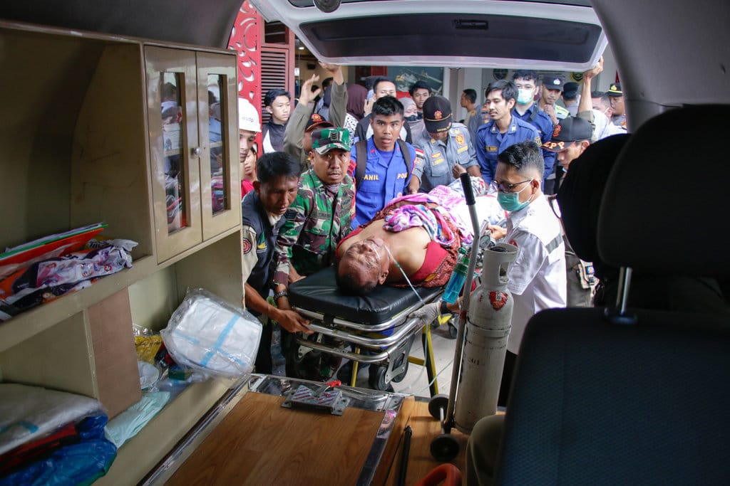 Petugas gabungan mengevakuasi penumpang Kapal Motor Penumpang (KMP) Putri Yasmin ke mobil ambulance untuk menjalani penanganan medis setibanya di Pelabuhan ASDP Lembar, Lombok Barat, Nusa Tenggara Barat, Rabu (12/8/2026). Dari pendataan sementara, terdapat 104 orang dari total penumpang 131 penumpang yang telah dievakuasi dari kapal yang terbakar pada Rabu (12/8/2026) sekitar pukul 04.00 WITA di perairan Selat Lombok dan 1 penumpang dinyatakan meninggal dunia. ANTARA FOTO/Dhimas Budi Pratama/app/hma Evakuasi korban kapal terbakar di Lombok