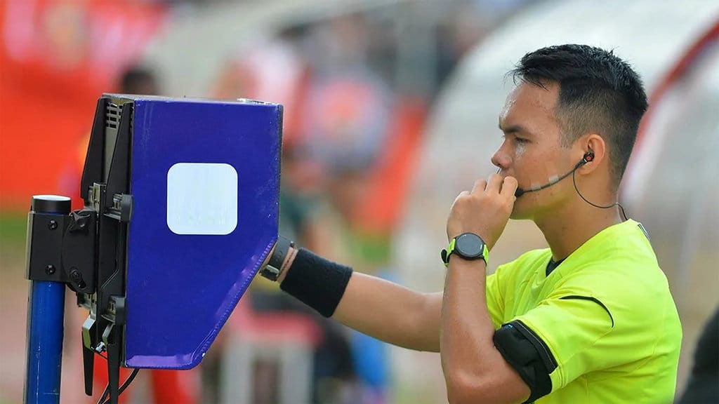 Wasit Azel Febrian Sinaga melihat Video Assistant Referee (VAR) setelah pesepak bola Semen Padang FC dijatuhkan oleh pemain Persebaya dalam pertandingan lanjutan BRI Liga 1 di Stadion H Agus Salim Padang, Sumatera Barat, Minggu (15/12/2024). ANTARA FOTO/Iggoy el Fitra/nym/aa. Wasit Melakukan Pengecekan VAR