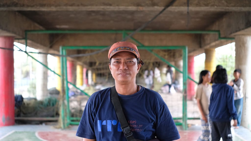 Syamsudin Ilyas (42), inisiator Kelas Jurnalis Cilik, saat bertemu Tirto pada Sabtu (25/7/2026). tirto.id/Naufal Majid Kelas Jurnalis Cilik