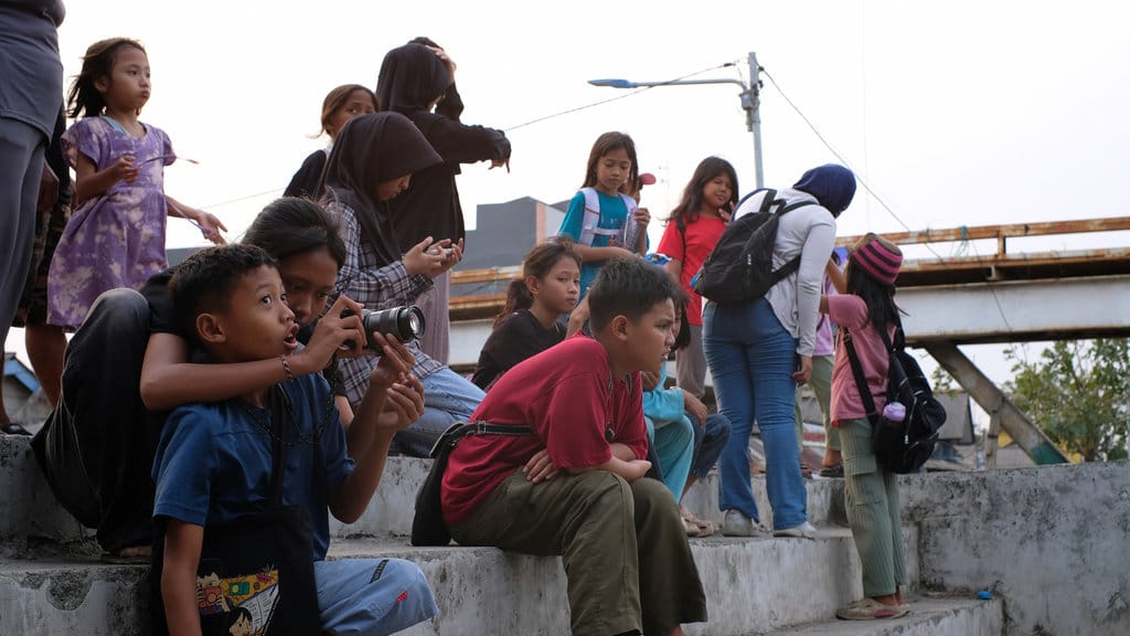 Anak-anak peserta Kelas Jurnalis Cilik melakukan kegiatan di Cilincing, Jakarta Utara, pada Sabtu (25/7/2026). tirto.id/Naufal Majid Kelas Jurnalis Cilik
