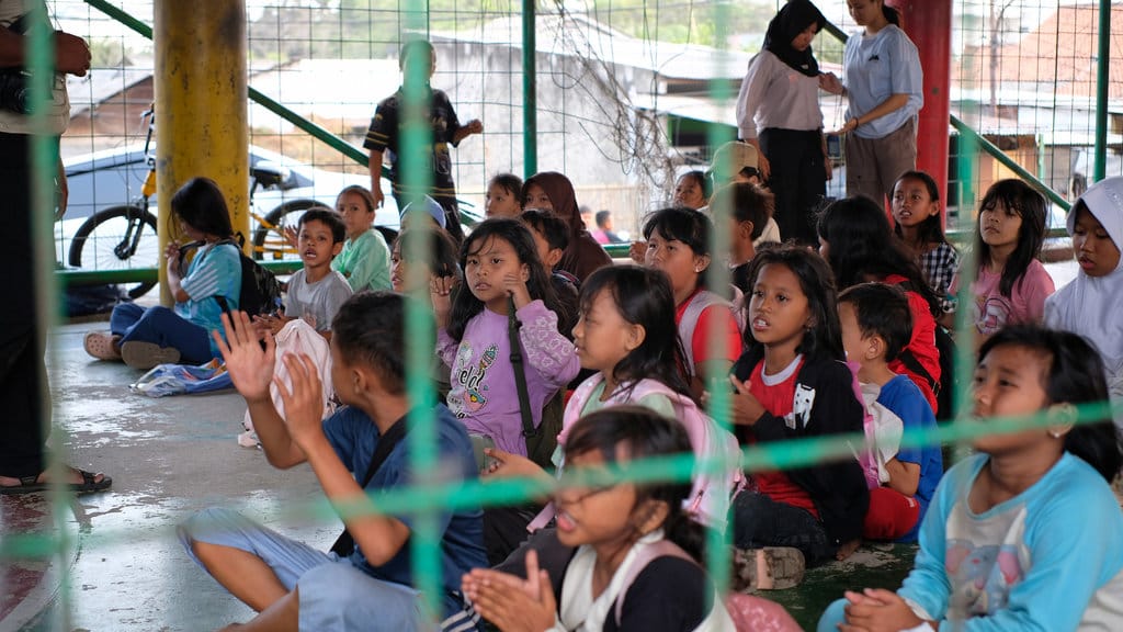 Anak-anak peserta Kelas Jurnalis Cilik melakukan kegiatan di Cilincing, Jakarta Utara, pada Sabtu (25/7/2026). tirto.id/Naufal Majid Kelas Jurnalis Cilik