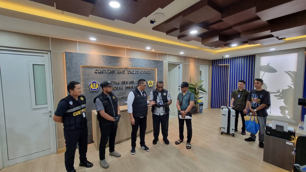 Proses penindakan terhadap VM (25), seorang warga negara Kazakhstan yang tertangkap membawa 1 kg hasis ke Bandara Internasional I Gusti Ngurah Rai Bali. Foto: BNN Provinsi Bali. Penangkapan WN Kazakhstan