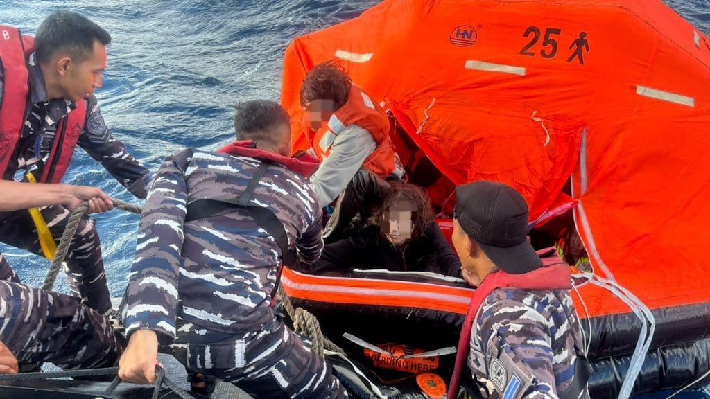 Foto penumpang KMP Putri Yasmin yang menjadi korban insiden kebakaran di perairan Selat Lombok, pada Rabu (12/8/2026) pagi. Foto/Dok.SAR Lombok KMP Putri Yasmin