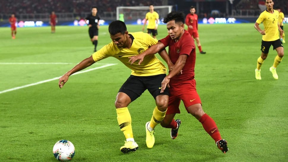 Pemain Timnas Indonesia Andik Vermansyah berusaha melewati bek Malaysia Shahrul M. Saad pada 2019 di Stadion Utama Gelora Bung Karno, Senayan, Jakarta. tirto.id/Andrey Gromico Andik Vermansyah (kanan) saat memperkuat Timnas Indonesia melawan Malaysia