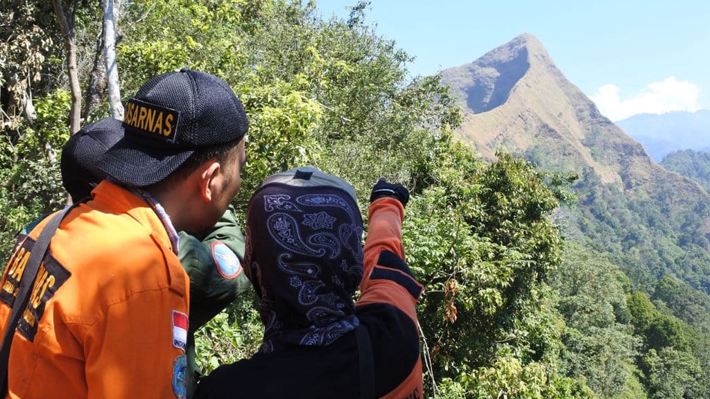 Tim SAR gabungan mengevakuasi jenazah Thoriq Riski Maulidan melewati punggungan Bukit Piramid Pegunungan Argopuro Kecamatan Curahdami, Bondowoso, Jawa Timur, Sabtu (6/7/2019). Pendaki berusia 15 tahun itu dinyatakan hilang 23 Juni lalu saat mendaki bukit itu dan ditemukan dalam kondisi meninggal dunia 13 hari kemudian. ANTARA FOTO/Seno/ama. (ANTARA FOTO/SENO) Gunung Piramid Bondowoso