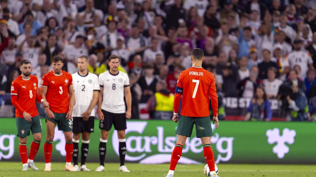 Kapten tim nasional Portugal, Cristiano Ronaldo, yang bersiap mengambil tendangan bebas dalam laga melawan Jerman di ajang UEFA Nations League. (IMAGO/MIS via Reuters Connect) Freekick Cristiano Ronaldo