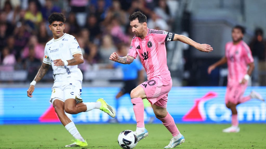 Lionel Messi (nomor punggung 10) dari Inter Miami CF menguasai bola dalam pertandingan fase pertama Leagues Cup antara Inter Miami CF dan Atletico San Luis di Nu Stadium pada 5 Agustus 2026 di Miami, Florida. (Photo by Megan Briggs / Getty Images via AFP) Lionel Messi Dribble