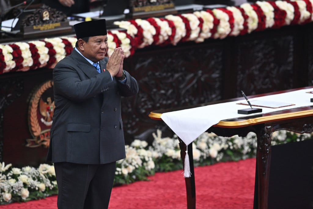 Presiden Prabowo Subianto memberikan salam usai pidato kenegaraan dalam rangka Penyampaian Pengantar/Keterangan Pemerintah atas RUU tentang APBN Tahun Anggaran 2027 beserta Nota Keuangan dalam Rapat Paripurna Pembukaan Masa Persidangan I DPR Tahun Sidang 2026-2027 di Gedung Nusantara, Kompleks Parlemen, Jakarta, Jumat (14/8/2026). ANTARA FOTO/Asprilla Dwi Adha/sgd/YU Pidato pengantar RUU APBN 2027 dan Nota Keuangan