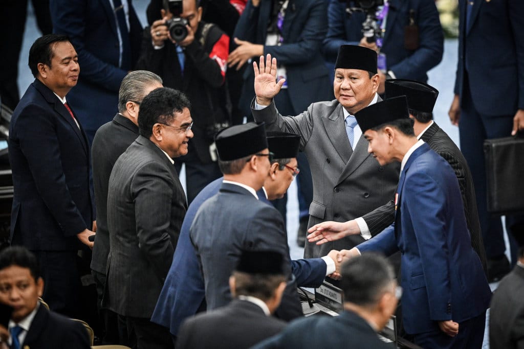 Presiden Prabowo Subianto menyapa sejumlah legislator usai Sidang Tahunan MPR RI dan Sidang Bersama DPR-DPD RI Tahun 2026 di Kompleks Parlemen, Jakarta, Jumat (14/8/2026). ANTARA FOTO/Fauzan/bay/kye Sidang tahunan MPR RI