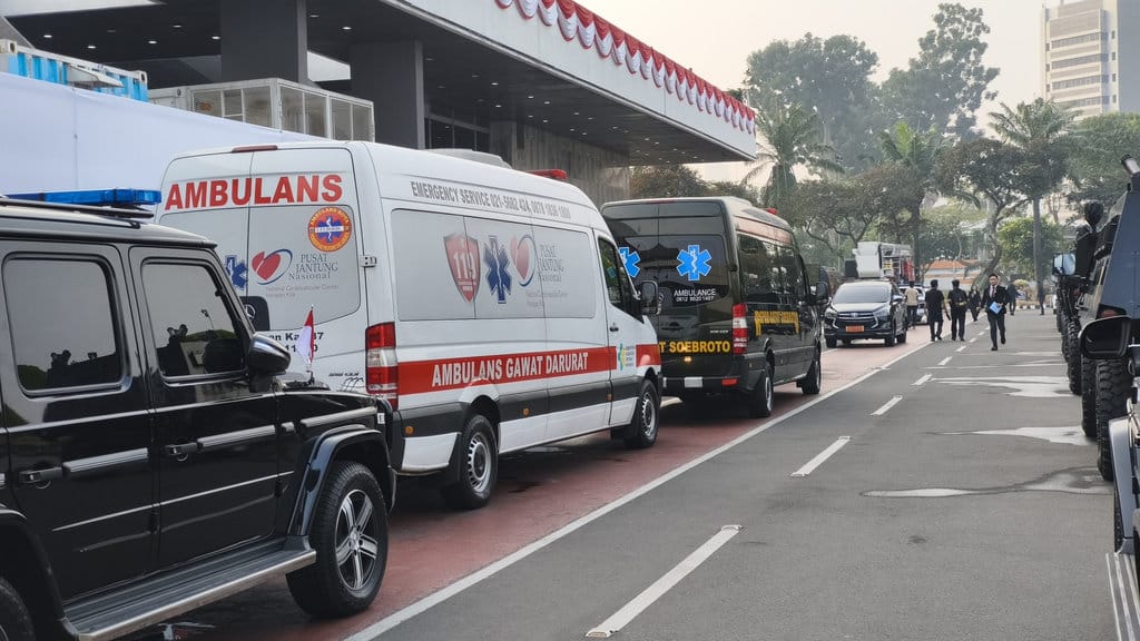 Pengamanan Sidang Tahunan MPR RI, dua helikopter kenegaraan berwarna putih tampak disiagakan di Lapangan Sepak Bola Gedung DPR/MPR, Senayan, Jakarta Pusat, pada Jumat (14/8/2026). tirto.id/Naufal Majid Pengamanan Sidang Tahunan MPR RI