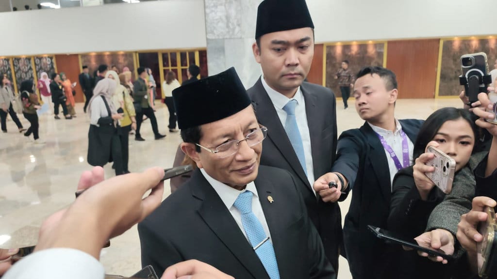 Menteri Agama (Menag), Nasaruddin Umar, memberikan keterangan kepada wartawan saat ditemui di Kompleks Parlemen, Senayan, Jakarta Pusat, Jumat (14/8/2026). . tirto.id/Naufal Majid Nasaruddin Umar