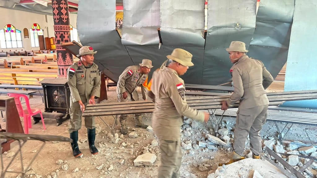 Polri memberikan dukungan logistik dan personel untuk penanganan gempa NTT, Sabtu (14/8/2026). Foto/Dok. Polri Bantuan POLRI Untuk Gempa NTT