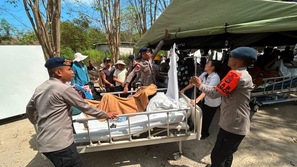 Polri memberikan dukungan logistik dan personel untuk penanganan gempa NTT, Sabtu (14/8/2026). Foto/Dok. Polri Bantuan POLRI Untuk Gempa NTT