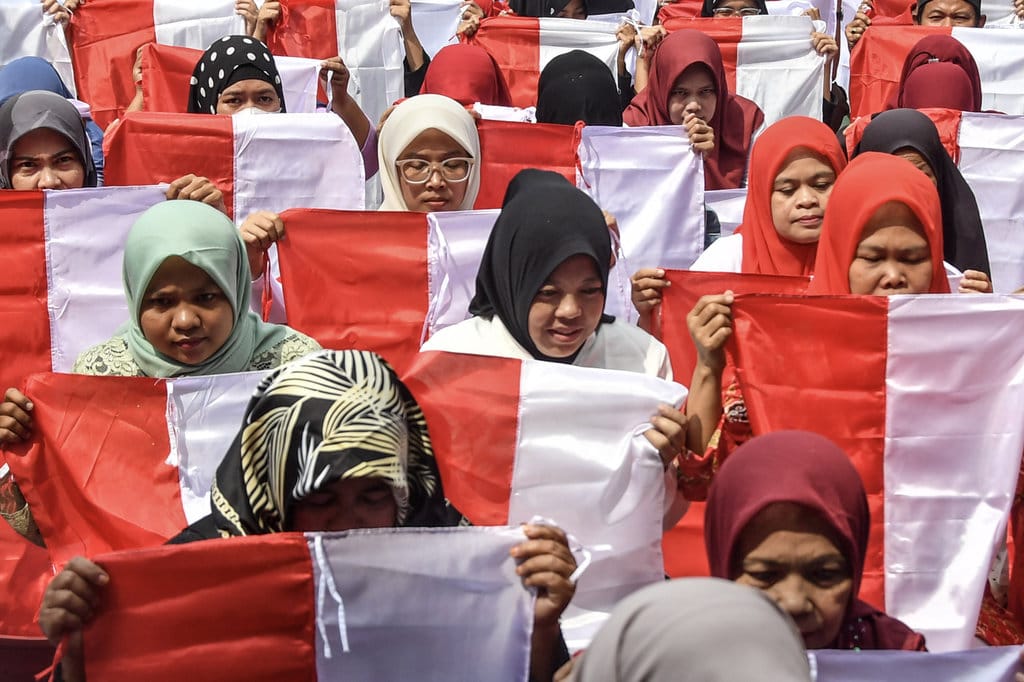 Sejumlah warga mencuci bendera Merah Putih saat Ngaruat Kemerdekaan di Kampung Cintarasa, Kota Tasikmalaya, Jawa Barat, Sabtu (15/8/2026). Sebanyak 81 bendera dicuci sebagai simbol dukungan terhadap pemerintahan yang bersih dan bebas korupsi, sekaligus menumbuhkan nasionalisme serta semangat gotong royong dalam menyambut HUT Ke-81 Kemerdekaan RI. ANTARA FOTO/Adeng Bustomi/wpa. Ngaruat kemerdekaan dengan mencuci bendera