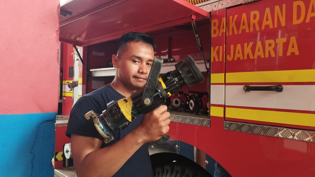Seorang petugas dari Dinas Penanggulangan Kebakaran dan Penyelamatan (Gulkarmat) DKI Jakarta di Pos Damkar Jagakarsa, Jakarta Selatan. FOTO/Khaila Adinda Damkar Jagakarsa