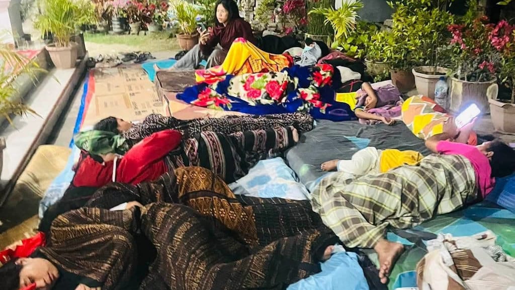 Korban gempa yang mengungsi memilih untuk tidur di halaman rumah dan di taman di tepi jalan, Sabtu (15/8/2026) malam. Foto: Mario Sina Pengungsi Gempa Sikka