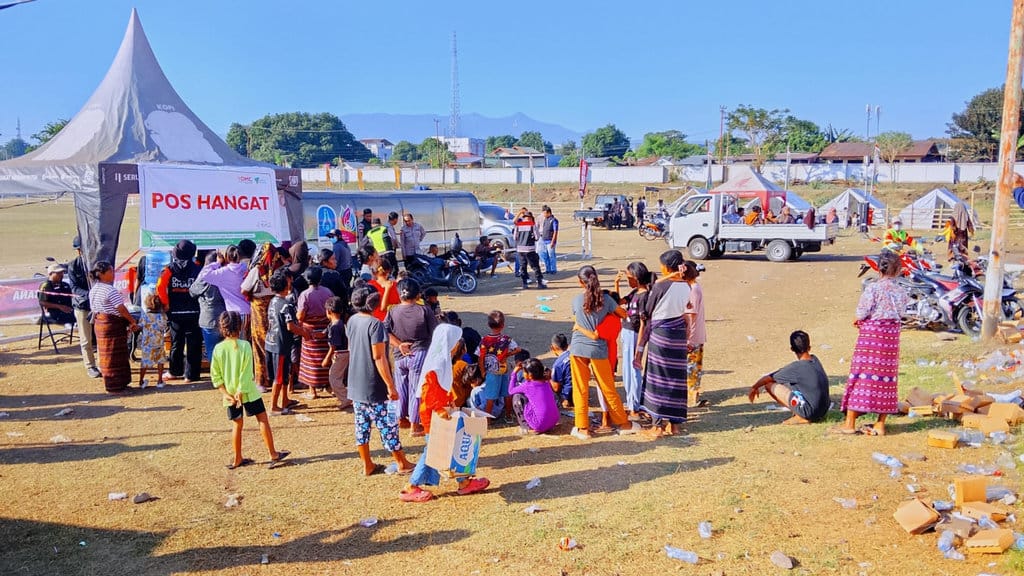 Pengungsi gempa Sikka yang terpusat di Stadion Gelora Samador Maumere sedang mengantri makanan pada Minggu (16/8/2026) pagi. Foto: Mario Sina. Pengungsi Gempa Sikka