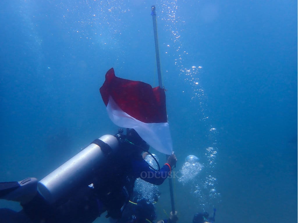 Bendera merah putih berkibar di laut Krueng Raya, Aceh Besar, Sabtu (15/8/2026). Foto : Ocean Diving Club Bendera Merah Putih Berkibar di Laut Krueng Raya