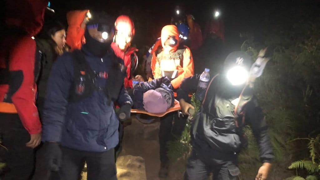 Tim SAR Evakuasi 8 Pendaki Peserta Peringatan HUT RI di Gunung Bawakaraeng. foto/MN Abdurrahman Evakuasi Pendaki Gunung Bawakaraeng