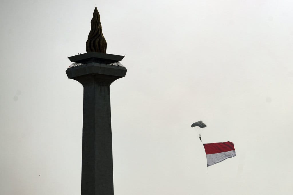 Prajurit Komando Pasukan Khusus (Kopassus) TNI AD melakukan aksi terjun payung sebelum Upacara Peringatan Detik-Detik Proklamasi Kemerdekaan ke-81 Republik Indonesia di kawasan Monumen Nasional, Jakarta, Senin (17/8/2026). ANTARA FOTO/Indrianto Eko Suwarso/wsj. Atraksi terjun payung Peringatan Detik-Detik Proklamasi