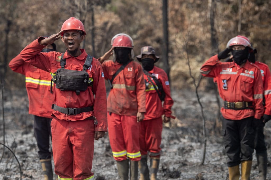 Personel Manggala Agni Daops Sumatera XIV-Banyuasin, Daops Sumatera XII-Muara Tebo, Daops Sumatera XIII-Sarolangon mengikuti upacara HUT Kemerdekaan ke-81 Republik Indonesia di lokasi Kebakaran Hutan dan Lahan (Karhutla) di Desa Sungai Rambutan, Kecamatan Pemulutan Barat, Kabupaten Ogan Ilir (OI), Sumatera Selatan, Senin (17/8/2026). ANTARA FOTO/Nova Wahyudi/wsj. Upacara HUT Kemerdekaan ke-81 di lokasi Karhutla