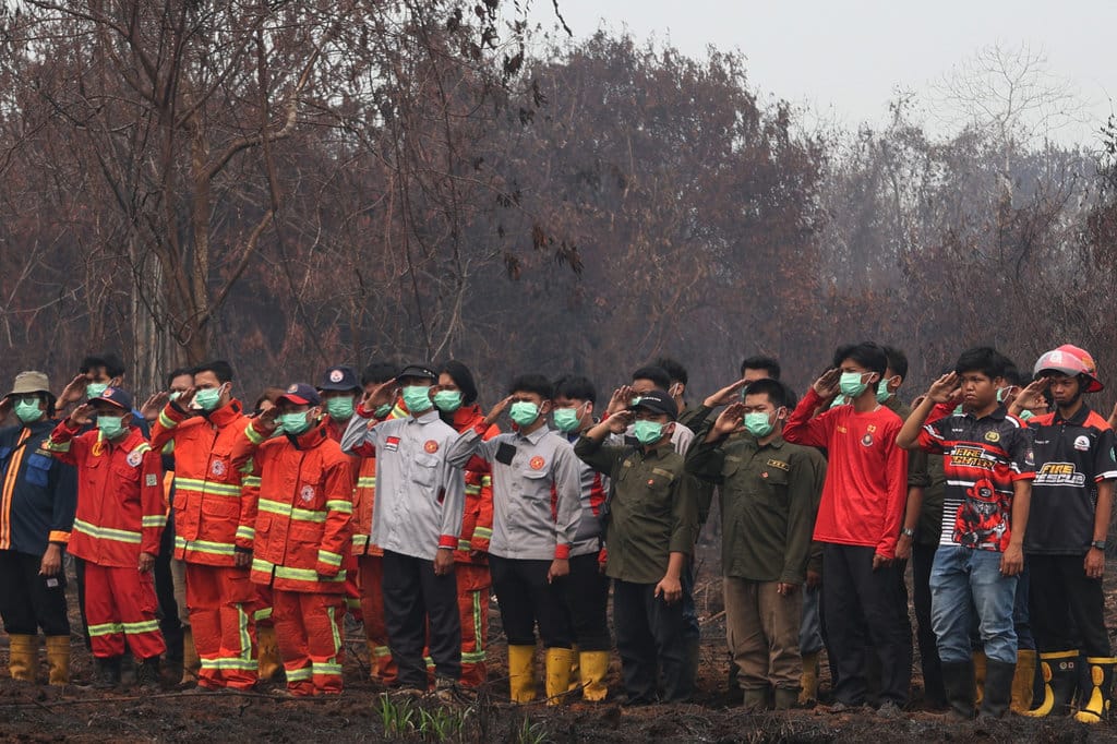 Sejumlah relawan pemadam kebakaran mengikuti upacara bendera memperingati HUT Kemerdekaan ke-81 RI di lahan gambut bekas terbakar di Jalan Angkasa Pura, Kecamatan Sungai Raya, Kabupaten Kubu Raya, Kalimantan Barat, Senin (17/8/2026). ANTARA FOTO/Jessica Wuysang/wsj. Upacara Kemerdekaan Indonesia di lahan karhutla