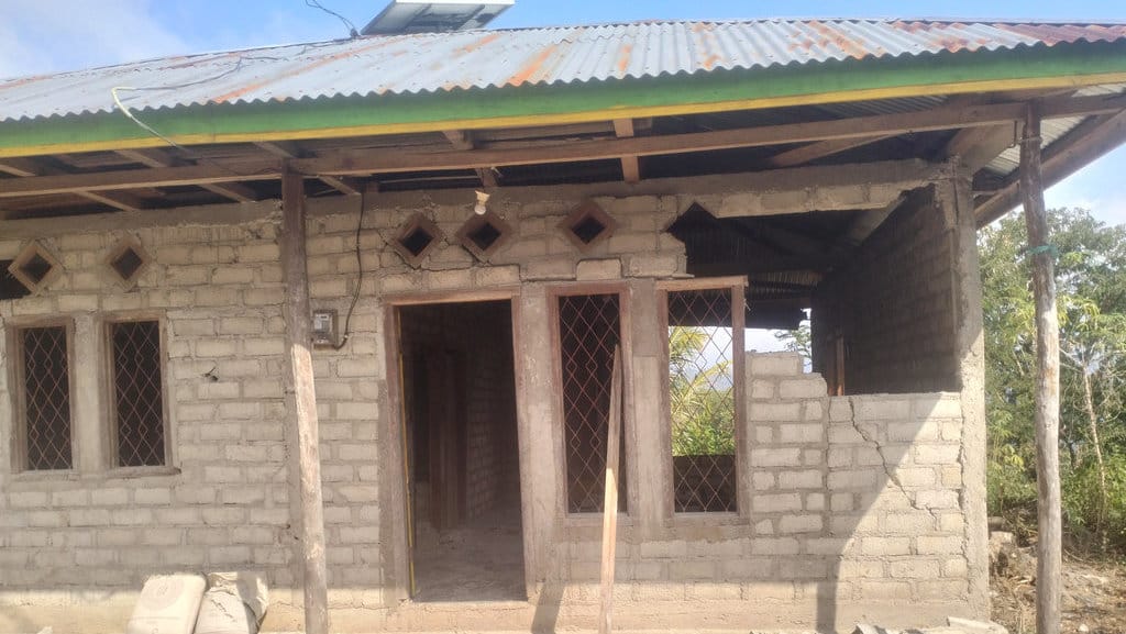 Rumah korban Gempa di Dusun Gurung, Golo Lanak, Cibal Barat, Manggarai NTT, dindingnya roboh usai diterjang gempa: Credit foto: Fransiskus Adryanto Pratama/Tirto.id Rumah Warga Korban Gempa di Golo Lanak