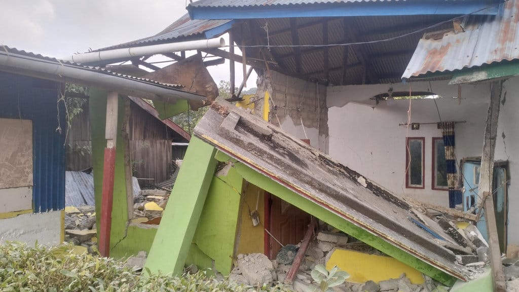Rumah roboh di Dusun Gurung, Golo Lanak, Cibal Barat, NTT robih usai diterjang gempa. Foto: Fransiskus Adryanto Pratama/Tirto.id Rumah Warga Korban Gempa di Golo Lanak