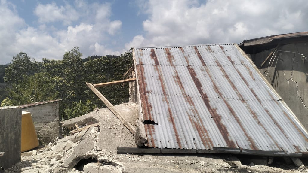Rumah warga di Desa Golo Lanak, Cibal Barat, NTT roboh usai gempa. Foto: Fransiskus Adryanto Pratama Feature Asa Warga Golo Lanak NTT