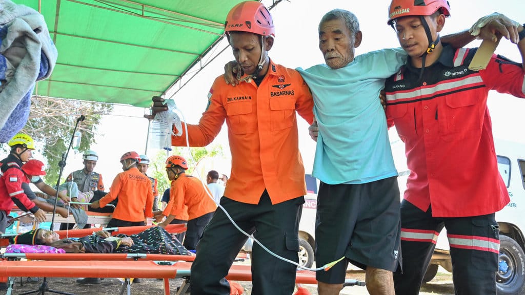 Petugas mengevakuasi korban gempa di Ronting, Lamba Leda, Manggarai Timur, Nusa Tenggara Timur, Selasa (18/8/2026). ANTARA FOTO/Fikri Yusuf/tom. Evakuasi korban gempa NTT