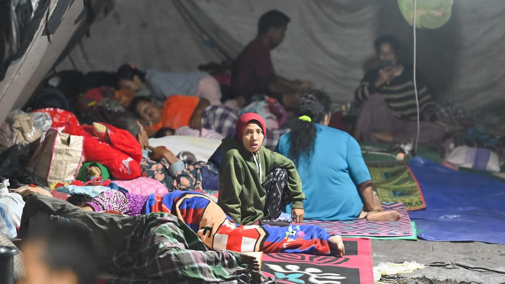 Warga beraktivitas di tenda pengungsian korban gempa bumi di kawasan Ronting, Kabupaten Manggarai Timur, Nusa Tenggara Timur (NTT), Selasa (18/8/2026). BNPB mencatat sebanyak 15.465 orang mengungsi di Kabupaten Manggarai Timur, terdiri atas 14.499 orang yang mengungsi secara mandiri dan 966 orang yang mengungsi di sejumlah posko pengungsian. ANTARA FOTO/Fikri Yusuf/kye Pengungsi korban gempa di Manggarai Timur