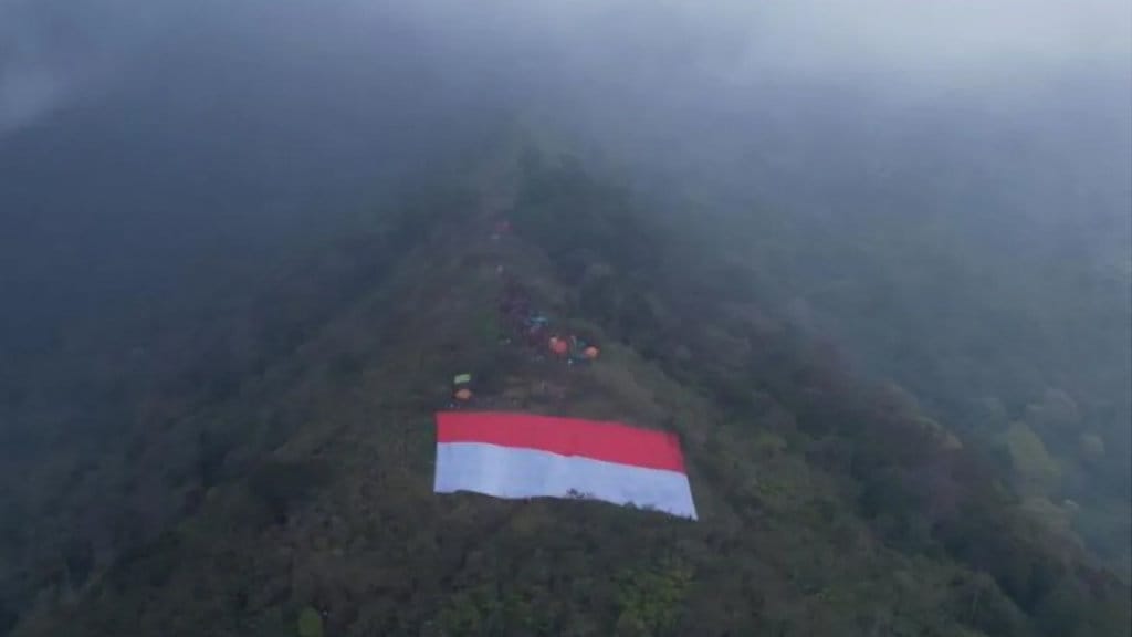 Sebuah bendera merah putih raksasa berukuran 40x20 meter terbentang dalam rangka memperingati HUT ke-81 Kemerdekaan Republik Indonesia di Gunung Sangar, Kabupaten Bandung, Jawa Barat, pada Senin (17/8/2026). ANTARA/Ilham Nugraha. HUT ke-81 di Gunung Sangar