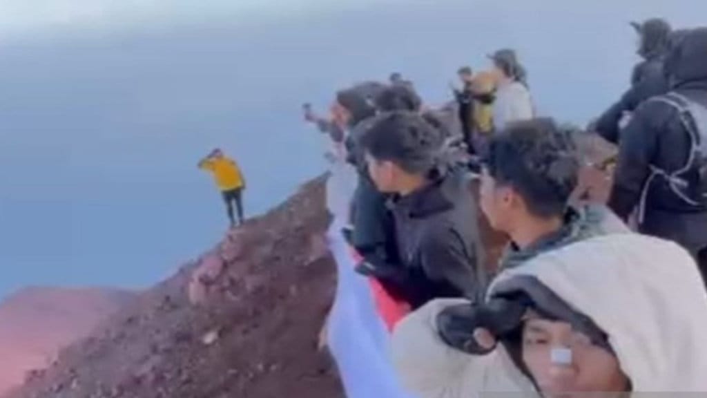 Suasana upacara peringatan HUT ke-81 Kemerdekaan Republik Indonesia di puncak Gunung Kerinci, Senin (17/8/2026). ANTARA/HO-Balai Besar TNKS. HUT ke-81 di puncak Gunung Kerinci