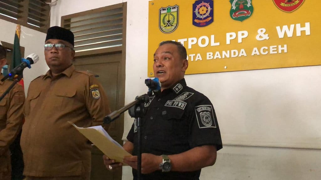 Kasatpol PP dan WH Banda Aceh, Muhammad Rizal (kanan) memberi keterangan pers kepada wartawan, Selasa (18/8/2026). Foto : istimewa Kepala Inspektorat Banda Aceh Ditangkap