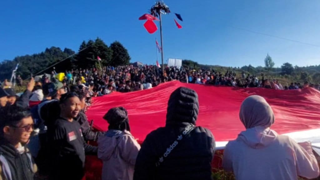 Ratusan pendaki dari berbagai wilayah Indonesia mengikuti pengibaran bendera raksasa dengan ukuran 40 kali 35 meter di Gunung Prau melewati Jalur Patak Banteng, Wonosobo, Jawa Tengah, Senin (17/8). Pengibarab Sang Merah Putih tersebut digelar sebagai upaya memupuk nasionalisme bagi para pemuda, sehingga ke depan lebih maju dan bermartabat.(Addin Alfath Amajida/Arif Prada/Ludmila Yusufin Diah Nastiti) pengibaran bendera di Gunung Prau