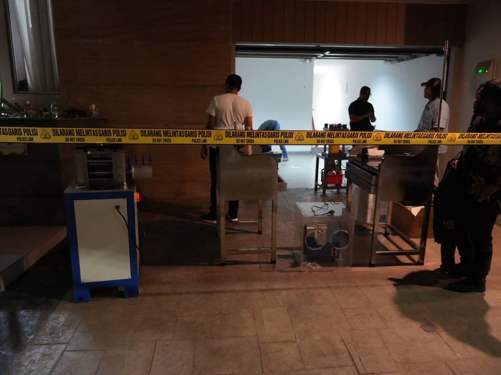 Proses penggeledahan di salah satu rumah daerah Jakarta Utara, terkait dengan pengolahan emas ilegal untuk dikirim ke Hongkong. (FOTO/Dokumentasi Bareskrim Polri) Kasus Penyelundupan Emas Ilegal