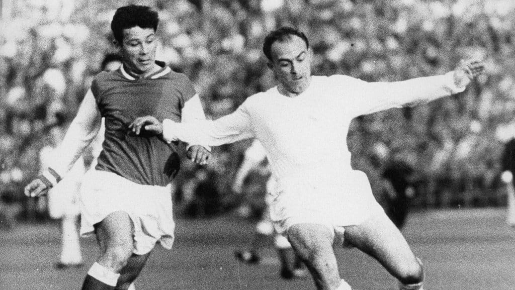 Alfredo di Stefano (kanan) dari Real Madrid dalam duel melawan penyerang tengah Stade Reims, Fontaine, pada laga final Liga Champions di Stuttgart. (Photo by DPA/Picture Alliance via Reuters Connect) Alfredo di Stefano