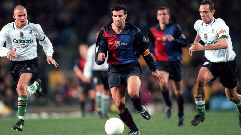 Luis Figo dari Barcelona (tengah) melepaskan diri dari Txema (kanan) pemain Racing Santander. (Photo by PA Images via Reuters Connect) Luis Figo di Barcelona