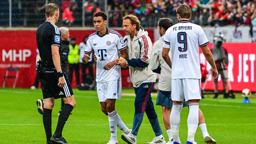Jamal Musiala kembali ambruk di lapangan saat menghadapi 1. FC Heidenheim. (Photo by IMAGO/Nordphoto via Reuters Connect) Jamal Musiala