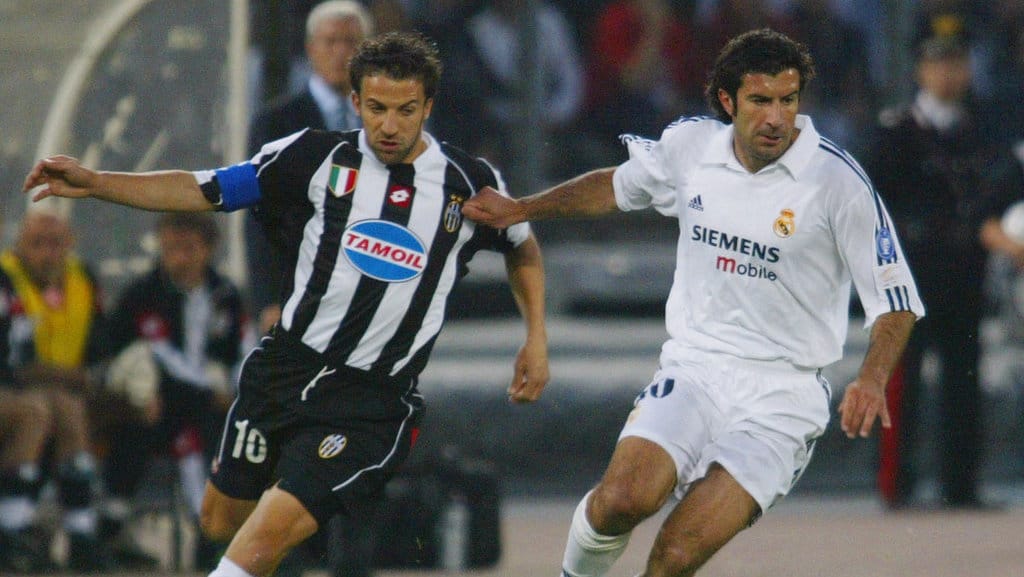 Gelandang Real Madrid Luis Figo (kanan) berduel dengan kapten Juventus Alessandro Del Piero dalam pertandingan leg kedua semifinal Liga Champions pada 14 Mei 2003 di Turin. (Photo by VINCENZO PINTO / AFP) Luis Figo di Real Madrid
