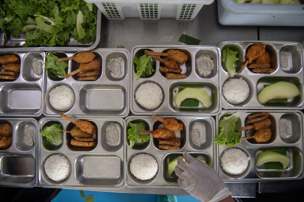 Pekerja menyiapkan paket makanan untuk program makan bergizi gratis (MBG) di dapur Satuan Pelayanan Pemenuhan Gizi (SPPG) Polda Sumatera Selatan di Palembang, Sumatera Selatan, Rabu (19/8/2026). ANTARA FOTO/Nova Wahyudi/YU Jangkauan program MBG di Sumatera Selatan