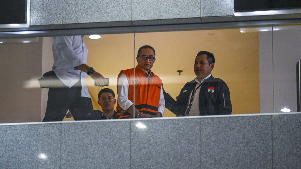Mantan Kepala Kantor Wilayah Direktorat Jenderal Pajak Jakarta Khusus Muhammad Haniv (tengah) berjalan keluar ruangan setelah menjalani pemeriksaan di Gedung Merah Putih KPK, Jakarta, Rabu (19/8/2026). KPK menahan Muhammad Haniv terkait kasus dugaan gratifikasi di lingkungan Direktorat Jenderal Pajak Kementerian Keuangan yang menyebabkan kerugian negara mencapai Rp20,7 miliar. ANTARA FOTO/Galih Pradipta/tom. KPK tahan mantan Kepala Kanwil Ditjen Pajak Jakarta Khusus
