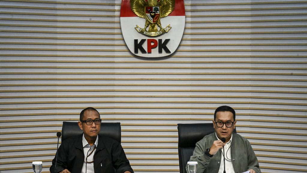 Plh. Kepala Biro Humas KPK Zulkarnain Meinardy (kanan) dan Pelaksana Tugas Direktur Penyidikan KPK Achmad Taufik Husein (kiri) memberikan keterangan terkait kasus dugaan gratifikasi di lingkungan Ditjen Pajak Kementerian Keuangan di Gedung Merah Putih KPK, Jakarta, Rabu (19/8/2026). KPK menahan mantan Kepala Kantor Wilayah Direktorat Jenderal Pajak Jakarta Khusus Muhammad Haniv terkait kasus dugaan gratifikasi di lingkungan Direktorat Jenderal Pajak Kementerian Keuangan yang menyebabkan kerugian negara mencapai Rp20,7 miliar. ANTARA FOTO/Galih Pradipta/tom. KPK tahan mantan Kepala Kanwil Ditjen Pajak Jakarta Khusus