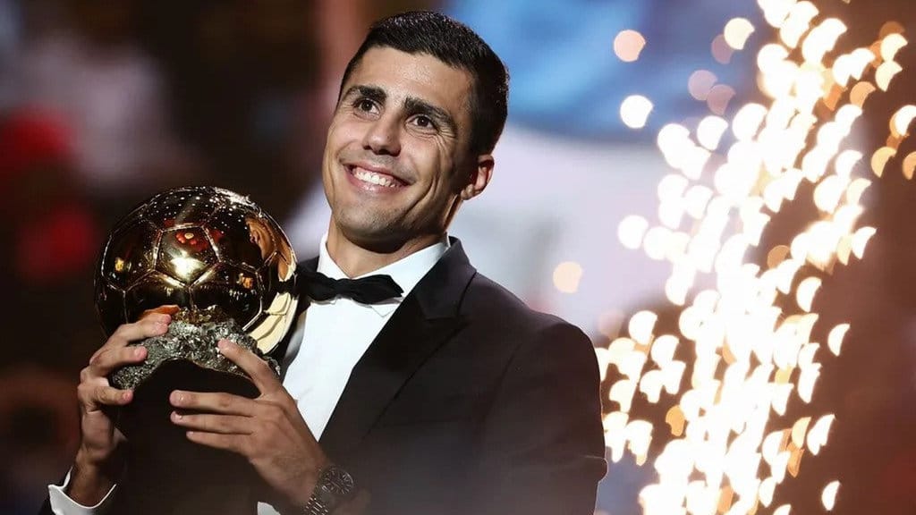 Gelandang asal Spanyol milik Manchester City, Rodri, menerima penghargaan Ballon d'Or dalam upacara penghargaan Ballon d'Or France Football 2024 di Theatre du Chatelet, Paris, pada 28 Oktober 2024. (Photo by FRANCK FIFE / AFP) Rodri menang Ballon dOr 2024