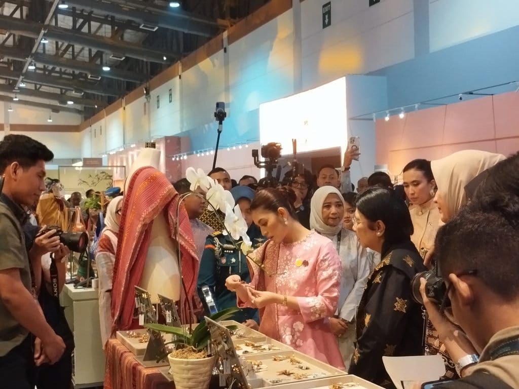 Pejabat Gubernur Sementara BI, Destry Damayanti dan Ketua Dewan Kerajinan Nasional, Selvi Gibran Rakabuming saat meninjau stan pameran produk kerajinan dan wastra Nusantara di gelaran Karya Kreatif Indonesia (KKI) 2026 di Jakarta International Convention Center (JICC), Jakarta, Kamis (20/8/2026). tirto.id/Nanda Aria Putra Gelaran KKI 2026