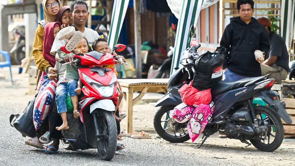 Warga melakukan evakuasi mandiri menuju lokasi pengungsian usai terjadi gempa susulan di kawasan Reo, Kabupaten Manggarai, Nusa Tenggara Timur, Kamis (20/8/2026). BMKG mencatat hingga Kamis (20/8) pukul 05.00 WIB telah terjadi 3.394 gempa susulan. ANTARA FOTO/Fikri Yusuf/agr Gempa susulan di NTT