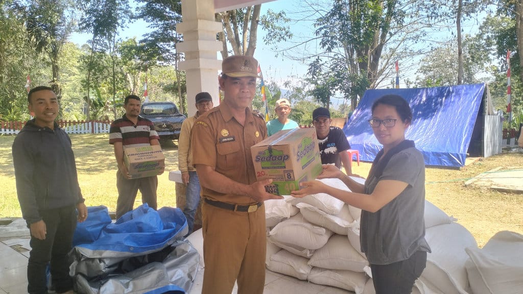 Camat Cibal Barat, Yohanes Regon, menyerahkan bantuan kepada warga. Foto: Tirto/Fransiskus Adryanto Pratama Feature Derita Korban Cibal Barat NTT