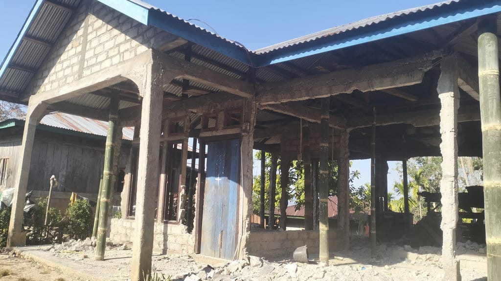 Rumah warga di Desa Latung, Cibal Barat, hancur akibat gempa: Foto: Tirto/Fransiskus Adryanto Pratama Feature Derita Korban Cibal Barat NTT