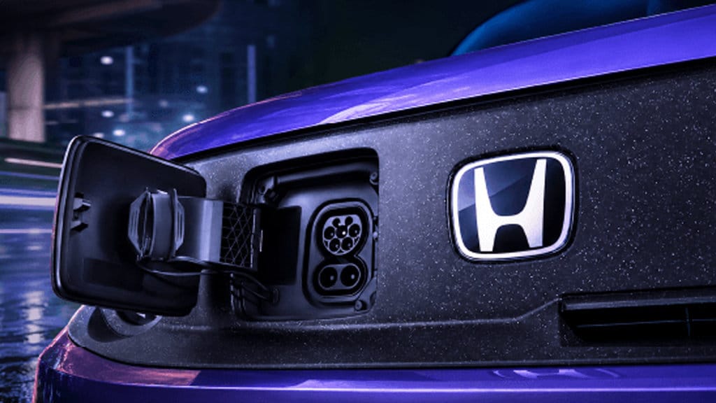 Port pengisian daya (charging port) terbuka pada bodi depan mobil listrik Honda Super-ONE. (Sumber: honda-indonesia.com) Honda Super One