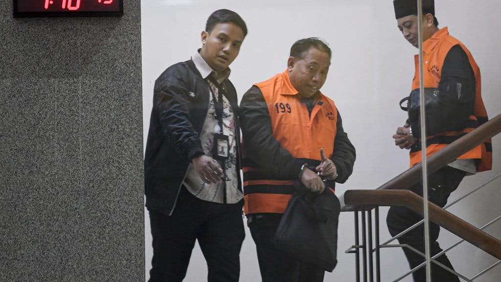 Rektor Universitas Jenderal Soedirman (Unsoed) Akhmad Sodiq (tengah) dan Wakil Rektor Bidang Kemahasiswaan Norman Arie Prayogo (kanan) berjalan menuju mobil tahanan seusai menjalani pemeriksaan di Gedung Merah Putih KPK, Jakarta, Sabtu (22/8/2026) dini hari. KPK menahan lima orang tersangka pascaoperasi operasi tangkap tangan (OTT) pada Kamis (20/8) yakni Rektor Unsoed Akhmad Sodiq, Wakil Rektor Bidang Kemahasiswaan Norman Arie Prayogo, Kepala Bagian Akademik Eko Sumanto, Dian Mulia Wardhana dan Adi Wiharto selaku pihak swasta, Mulyono yang merupakan keponakan Akhmad Sodiq serta mengamankan uang tunai Rp650 juta dan saldo dalam rekening senilai Rp99 juta yang diduga hasil dari tindak pidana korupsi terkait penerimaan mahasiswa baru di Unsoed Purwokerto tahun ajaran 2025-2026. ANTARA FOTO/M Risyal Hidayat/rwa. KPK tahan jajaran Rektorat Unsoed